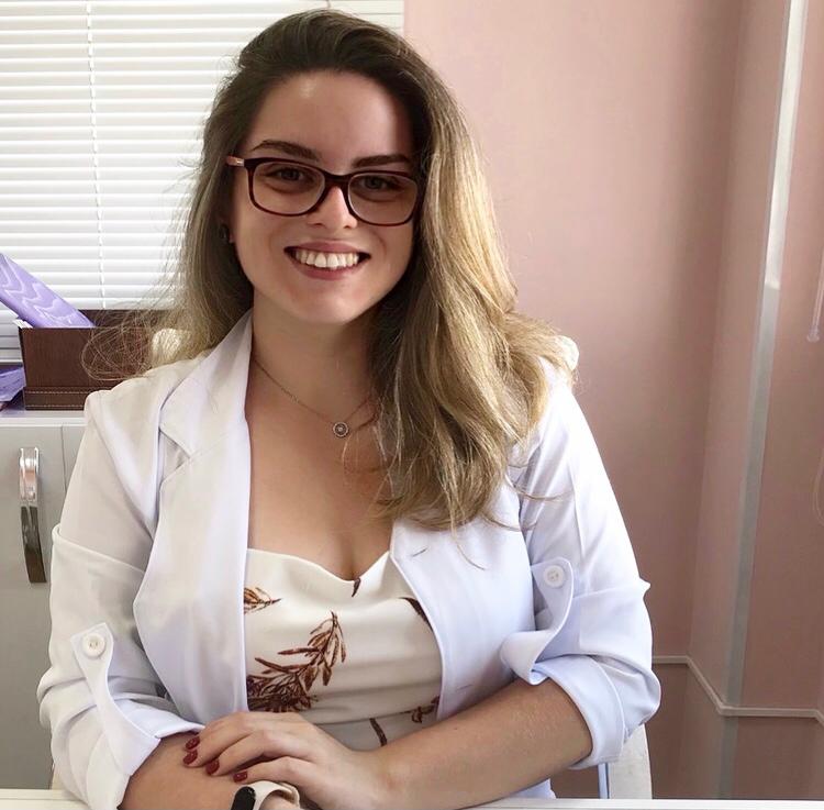 Esteticista especializada em tratamentos faciais, corporais e capilares